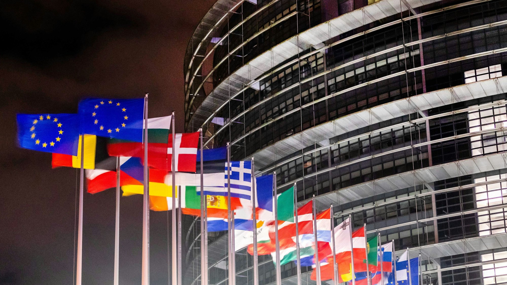 Die Flaggen der europäischen Mitgliedsstaaten wehen vor dem Gebäude des Europäischen Parlaments in Strasbourg.