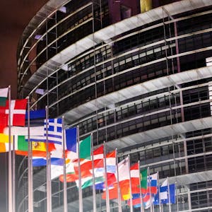 Die Flaggen der europäischen Mitgliedsstaaten wehen vor dem Gebäude des Europäischen Parlaments in Strasbourg.&nbsp;