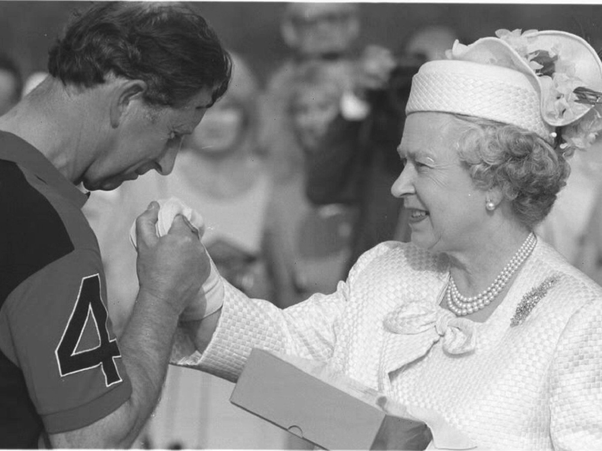 Prinz Charles küsst die Hand seiner Mutter, Königin Elizabeth II.
