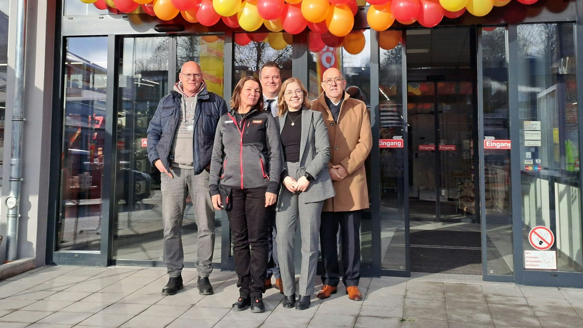 Hans-Dieter Kolb, Antonia Pauls, Markus Wirths, Alexandra Staub und Alfred Rausch (v.l.) stehen vor dem Norma-Markt, der Eingang ist mit rot-gelben Ballons geschmückt.