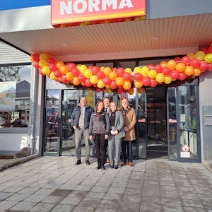Hans-Dieter Kolb, Antonia Pauls, Markus Wirths, Alexandra Staub und Alfred Rausch (v.l.) stehen vor dem Norma-Markt, der Eingang ist mit rot-gelben Ballons geschmückt.