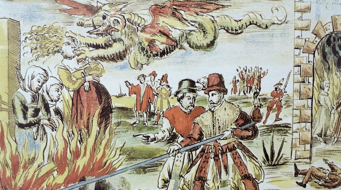 Die Zeichnung zeigt zwei Männer, die einen Scheiterhaufen entzünden, auf dem drei Frauen verbrannt werden, die man für Hexen hält