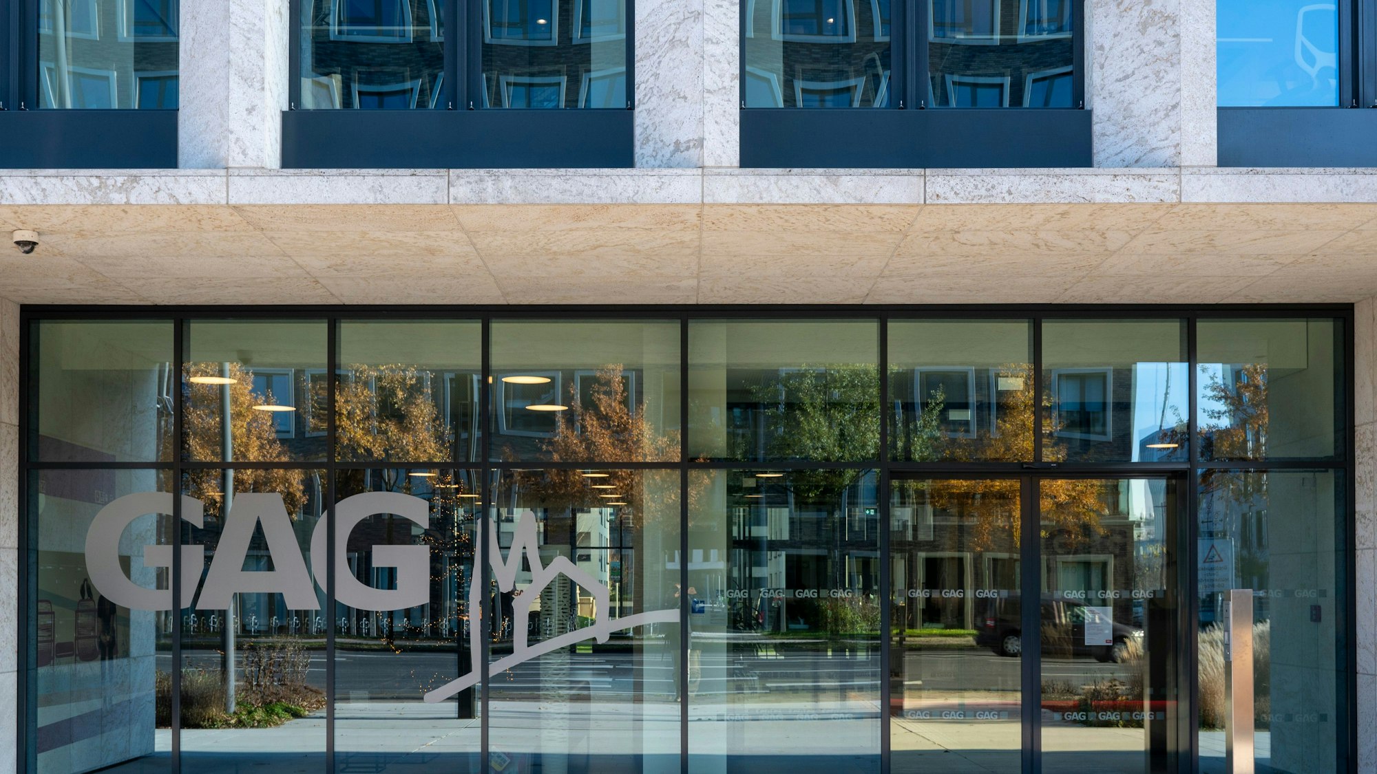 Blick auf das Verwaltungsgebäude der GAG Immobilien AG, im Fenster ist der GAG Schriftzug zu sehen.