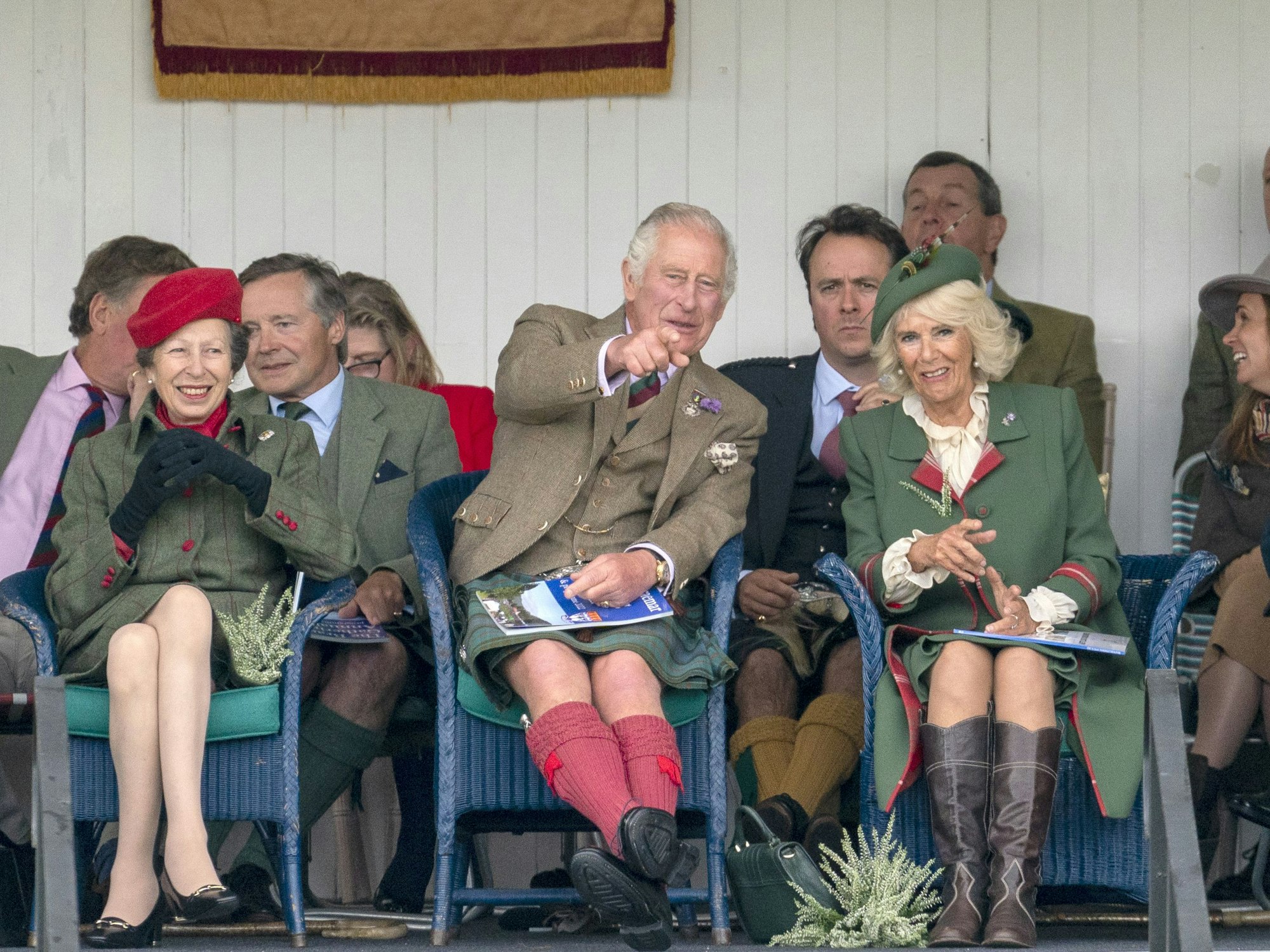 Prinzessin Anne (l-r), die Princess Royal, Charles, Prinz von Wales, und Camilla, Herzogin von Cornwall sitzen auf den Rängen des Braemar Royal Highland Gathering.
