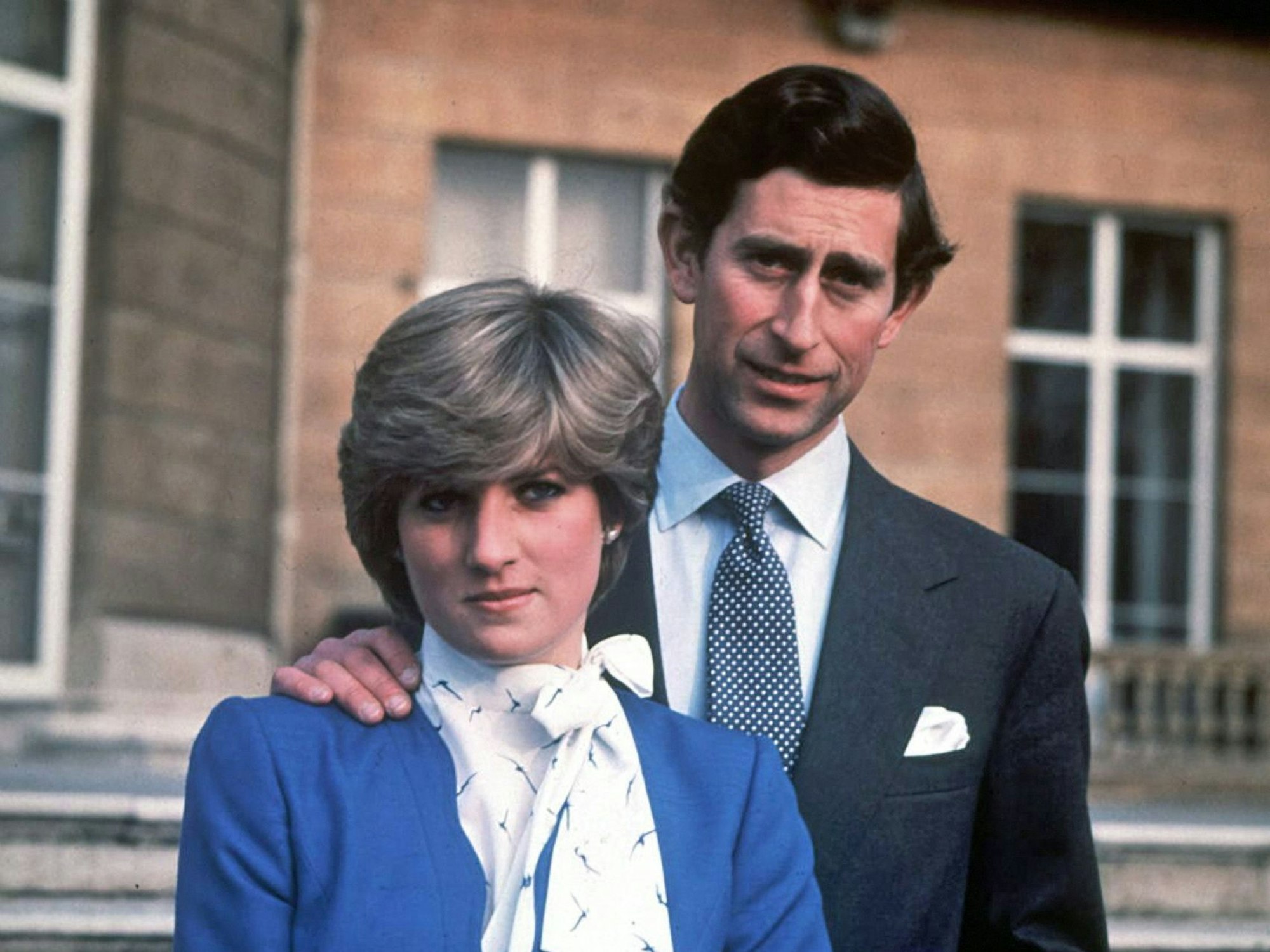 Lady Diana und Charles, Prinz von Wales, posieren für Fotografen im Garten des Buckingham Palace.