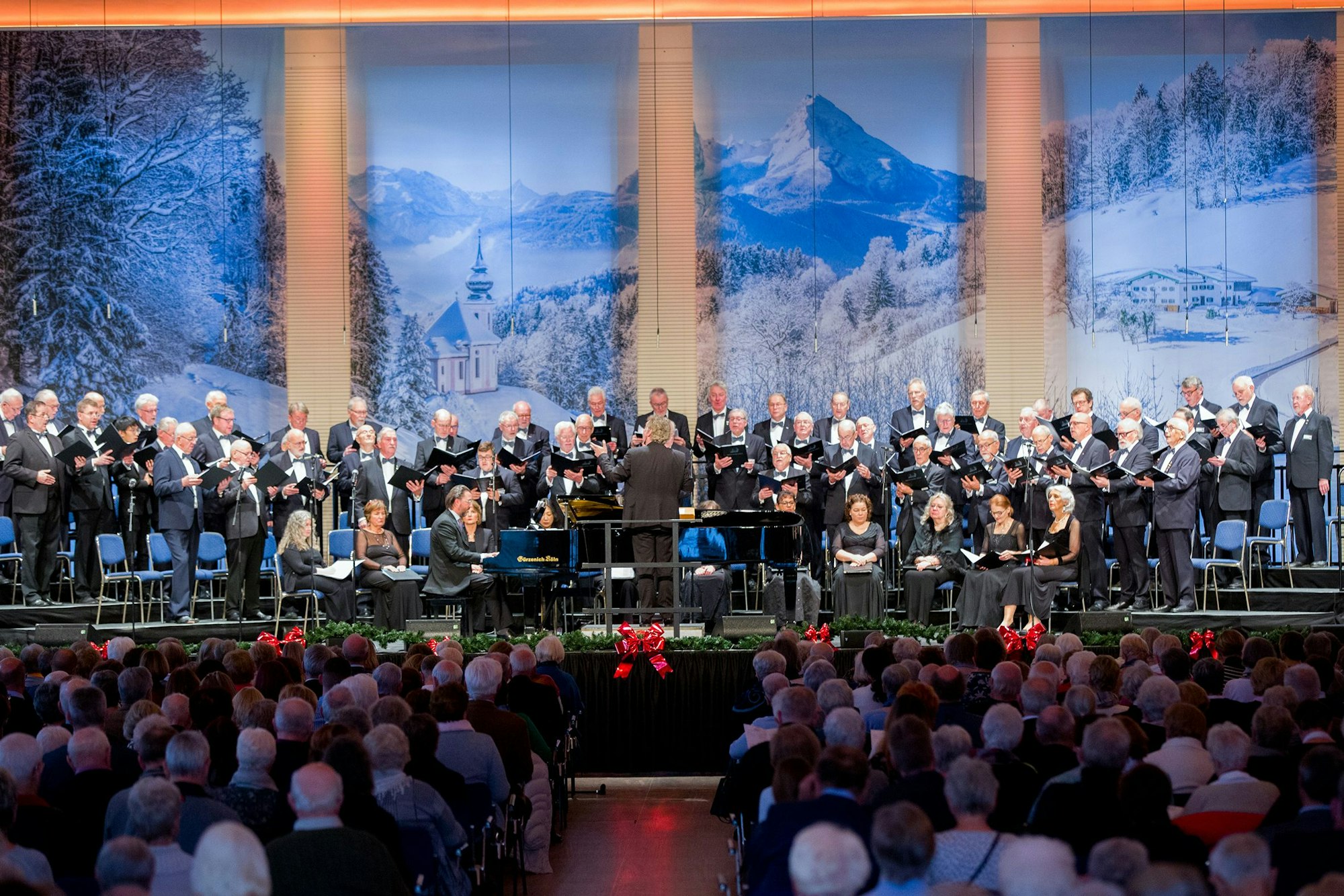 Der 60 Personen starke Chor der Deutz-AG steht während des Konzerts auf der Bühne.