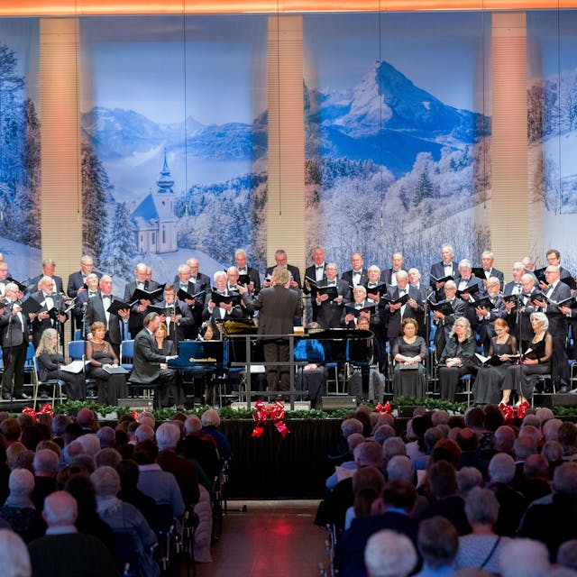 Der 60 Personen starke Chor der Deutz-AG steht während des Konzerts auf der Bühne.