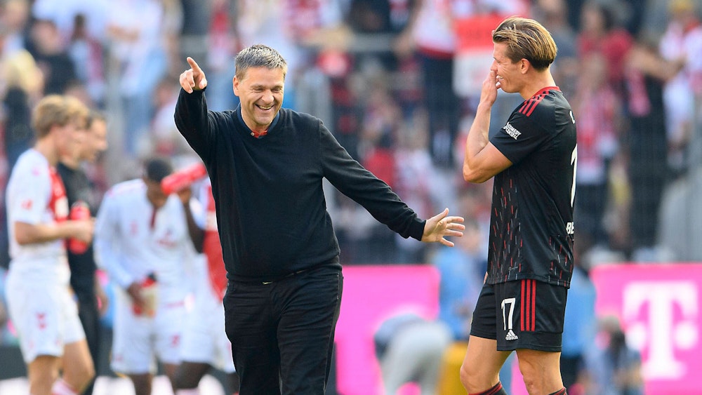 Kevin Behrens scherzt mit Union Berlins Manager Oliver Ruhnert nach dem Sieg beim 1. FC Köln.