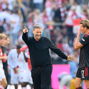 Kevin Behrens scherzt mit Union Berlins Manager Oliver Ruhnert nach dem Sieg beim 1. FC Köln.