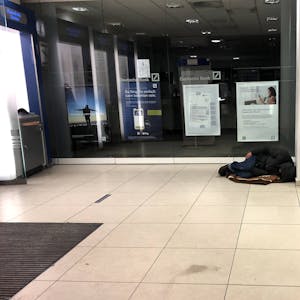 Obdachloser schläft im Vorraum nachts in einer Filiale der deutschen Bank&nbsp;