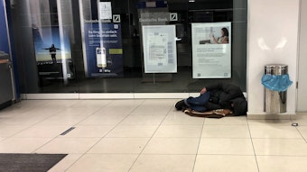 Ein Obdachloser schläft im Vorraum einer Filiale der Deutschen Bank in Köln (Symbolbild)