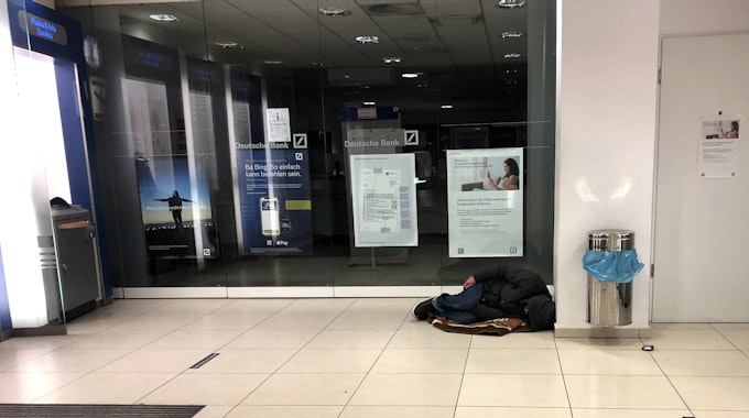 Obdachloser schläft im Vorraum nachts in einer Filiale der deutschen Bank&nbsp;