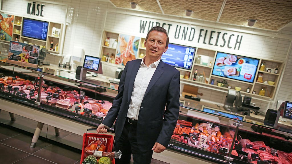 Rewe-Chef Lionel Souque, hier 2018 in einem Supermarkt in Köln: In einem Interview spricht er über die aktuellen Preiskämpfe und die daraus resultierenden Lücken im Regal. Im kommenden Jahr könnte sich das Problem fortsetzen.