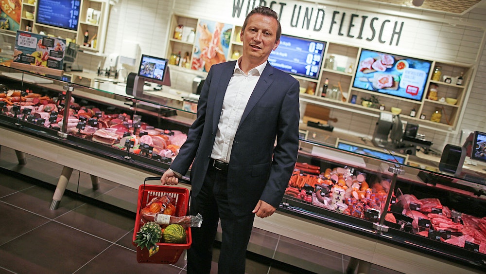 Rewe-Chef Lionel Souque, hier 2018 in einem Supermarkt in Köln: In einem Interview spricht er über die aktuellen Preiskämpfe und die daraus resultierenden Lücken im Regal. Im kommenden Jahr könnte sich das Problem fortsetzen.