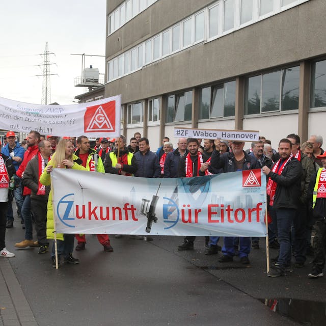 Warnstreik der IG Metall bei der Firma ZF Friedrichshafen in Eitorf vor dem Haupteingang mit Kollegen der Firma HSP Hochspannungsgeräte aus Troisdorf.