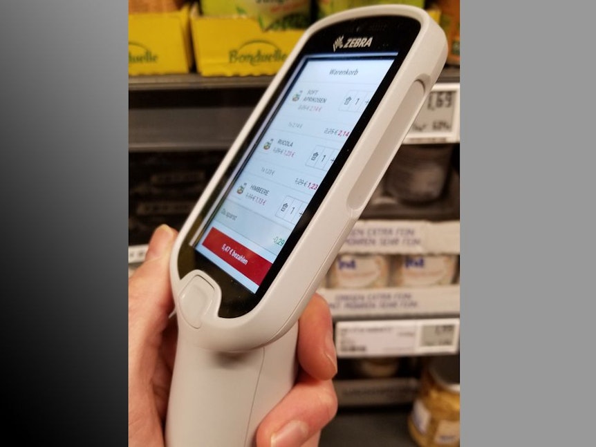 Ein Rewe-Scanner – damit können Kunden und Kundinnen die Produkte selber scannen.