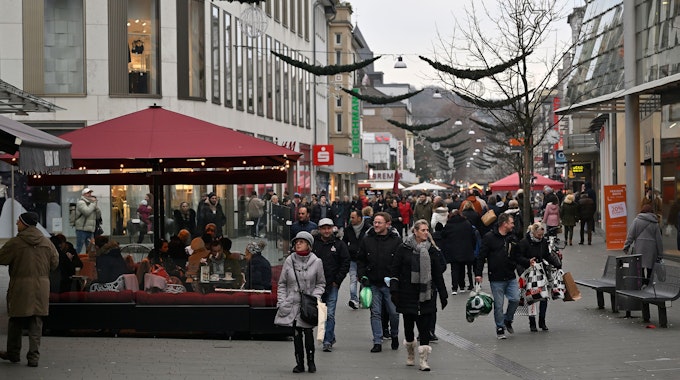 Die mit Menschen gefüllte Fußgängerzone in Bergisch Gladbach