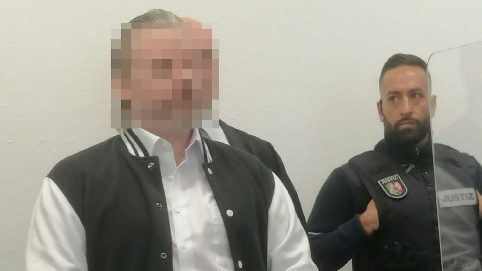 Das Foto zeigt den Angeklagten am ersten Verhandlungstag im September 2022. Sein Gesicht ist unkenntlich gemacht.