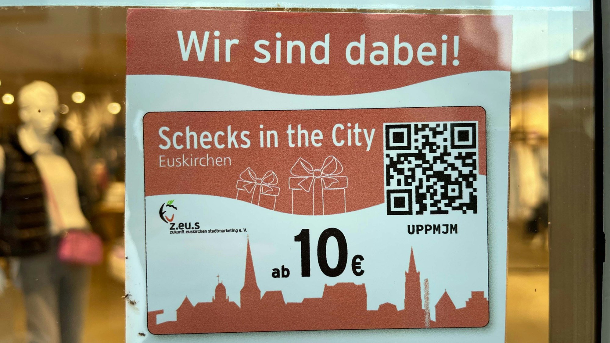 Ein Geschäft in Euskirchen wirbt mit der Aktion „Schecks in the City“