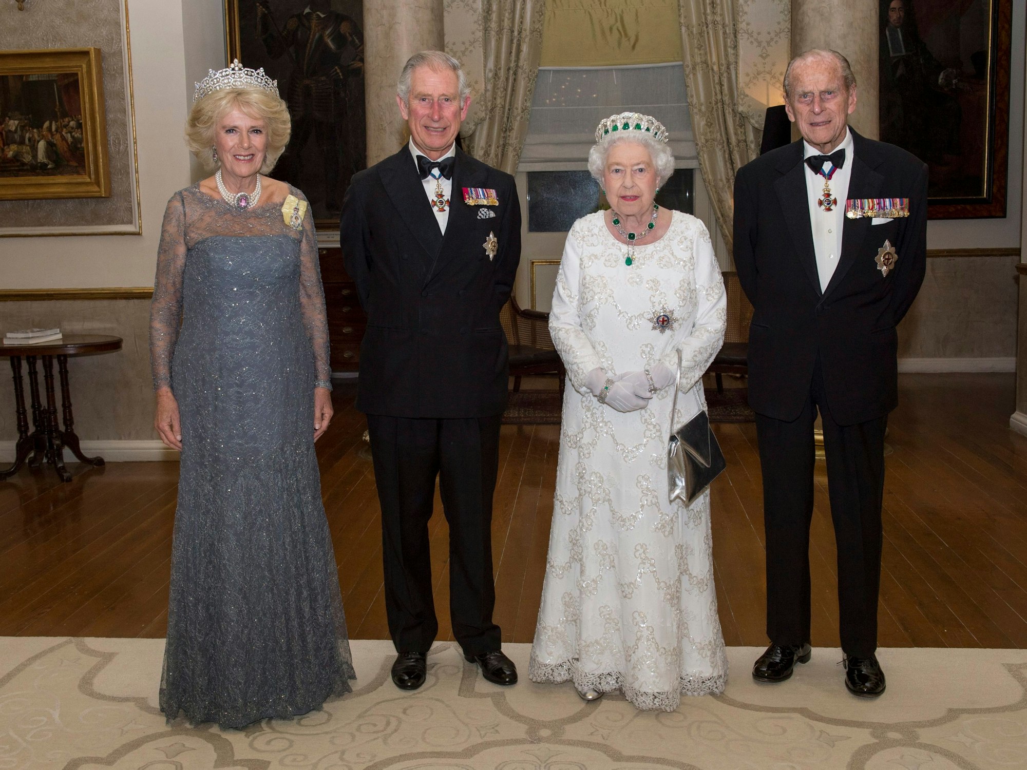 Königin Elizabeth (2-r), Prinz Philip, der Herzog von Edinburgh (r), Prinz Charles, der Prinz von Wales (2-l) und Camilla, die Herzogin von Cornwall.