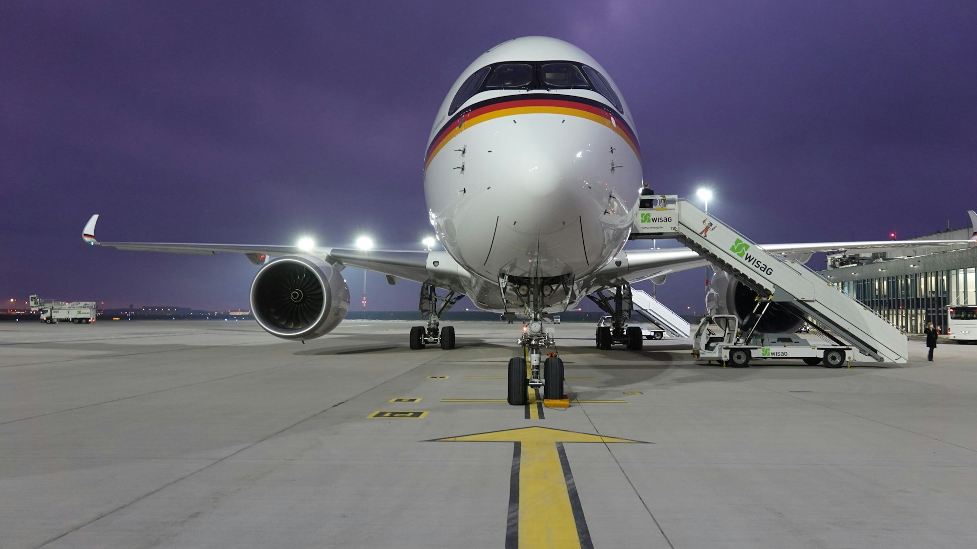 Ein Regierungsflieger vom Typ Airbus A350 steht am Berliner Flughafen.