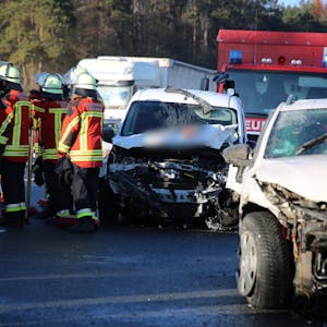 Bei einer Karambolage mit zwölf Fahrzeugen auf der Autobahn 9 in Oberfranken sind nach Angaben des Bayerischen Roten Kreuzes neun Menschen verletzt worden. Kaputte Autos und Rettungskräfte stehen auf der Fahrbahn.&nbsp;