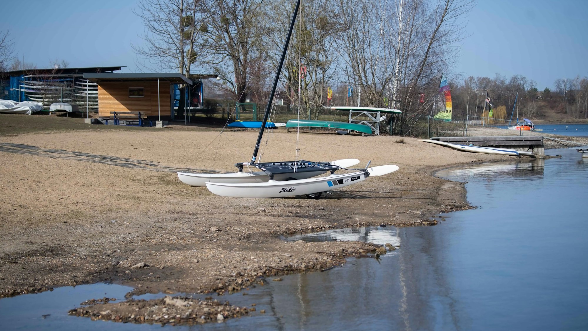 Ein Boot liegt auf dem Trockenen am Rand des Zülpicher Sees. Das Wasser ist zurückgegangen, sodass der Seeboden zu sehen ist.
