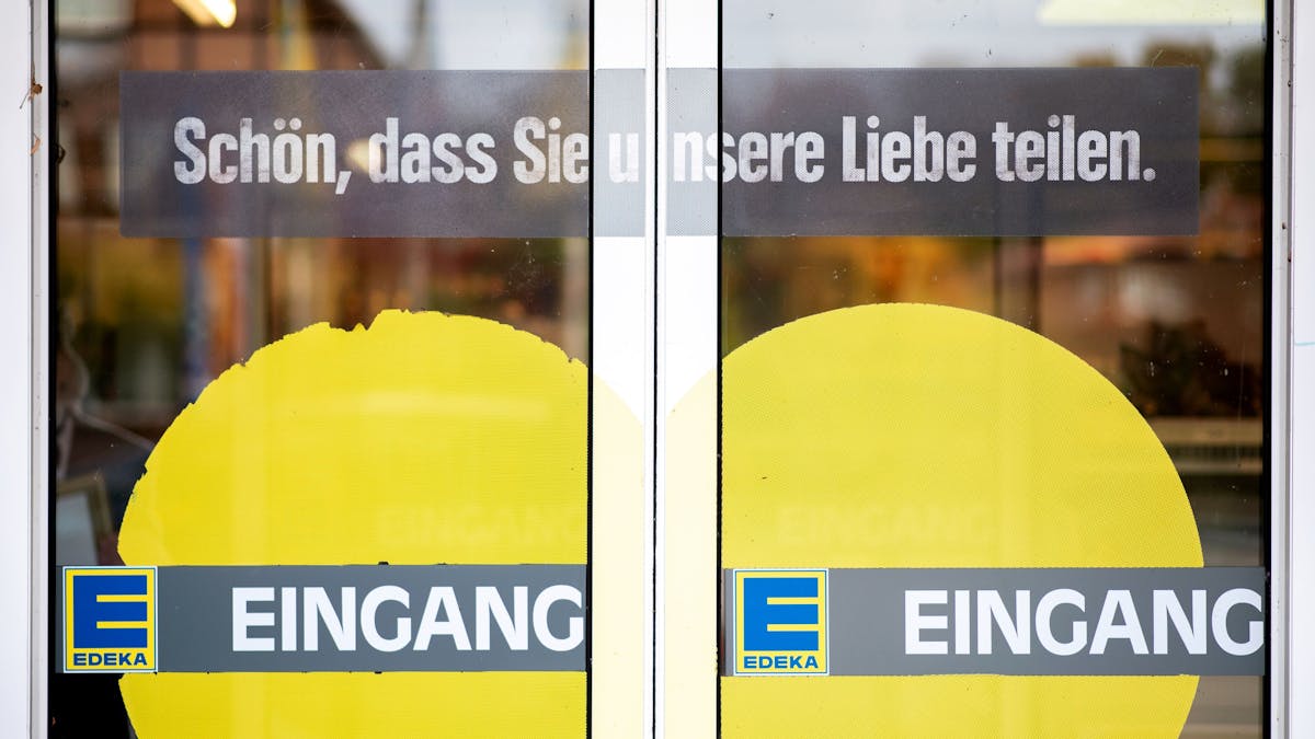 Geschlossene Türen eines Edeka-Supermarktes in Langlingen (Niedersachsen).