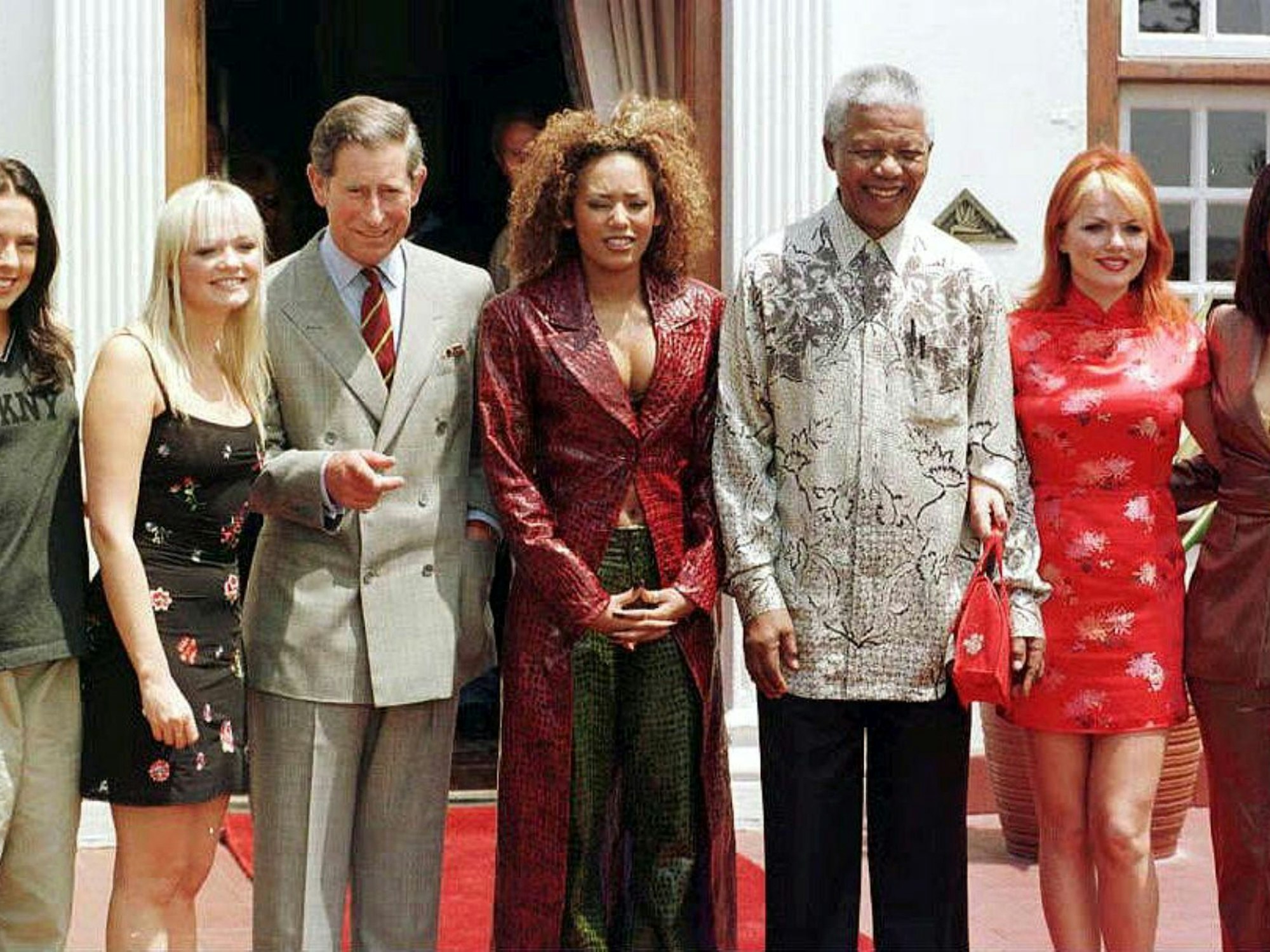 Der Prinz von Wales und der südafrikanische Präsident Nelson Mandela mit den Spice Girls bei einem Empfang.