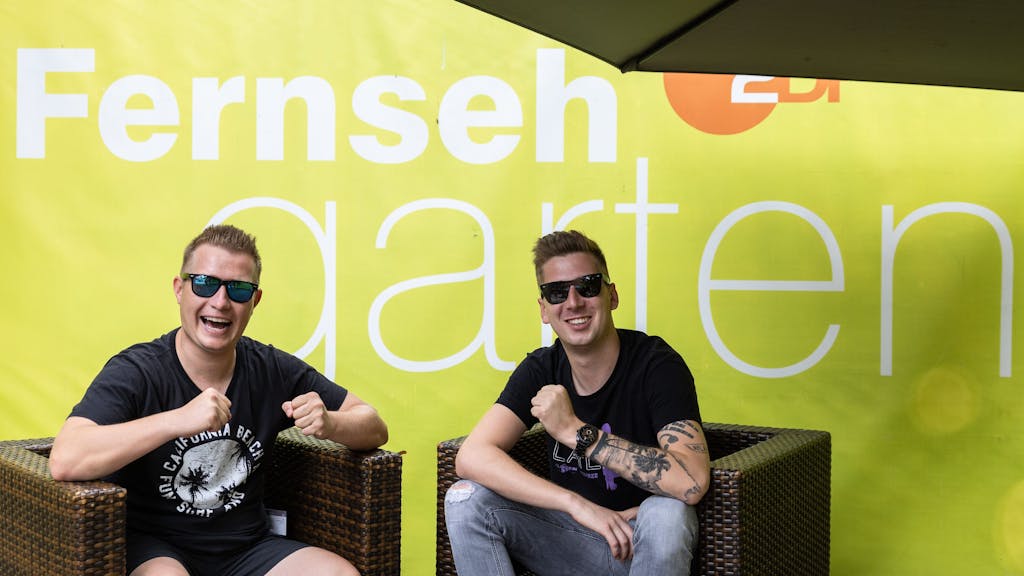 Das Schlager-Duo DJ Robin &amp; Schürze, die Interpreten des Liedes „Layla“, sitzen im ZDF-„Fernsehgarten“ auf der Bühne.&nbsp;