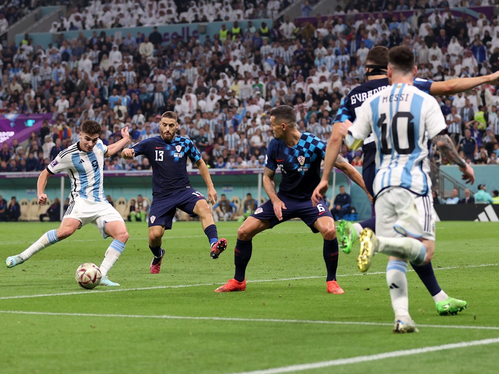 Mit seinem zweiten Treffer auf Vorlage von Lionel Messi erhöht Julián Álvarez für Argentinien auf 3:0 gegen Kroatien.