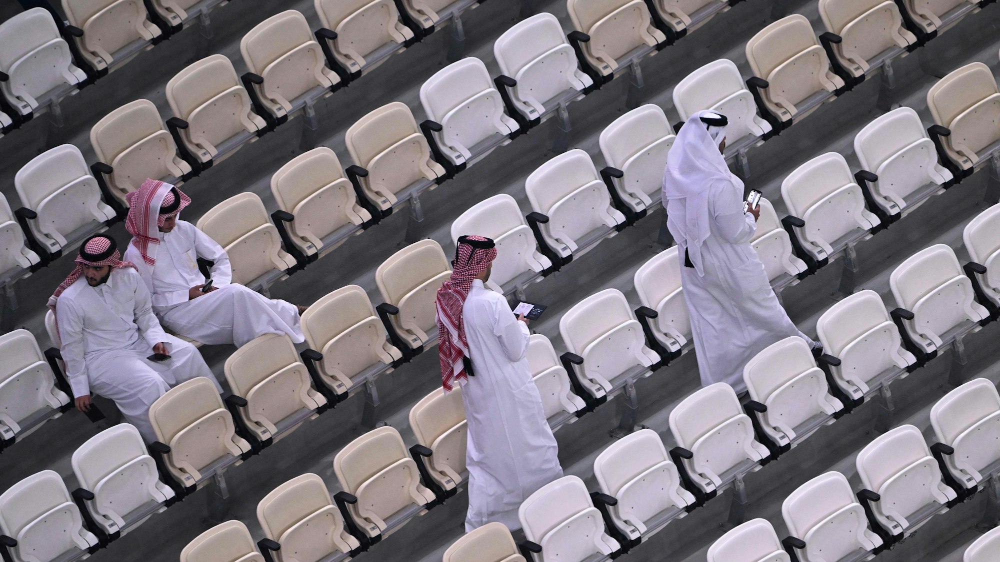 Zuschauer suchen im Lusail-Stadion von Katar ihre Plätze auf.