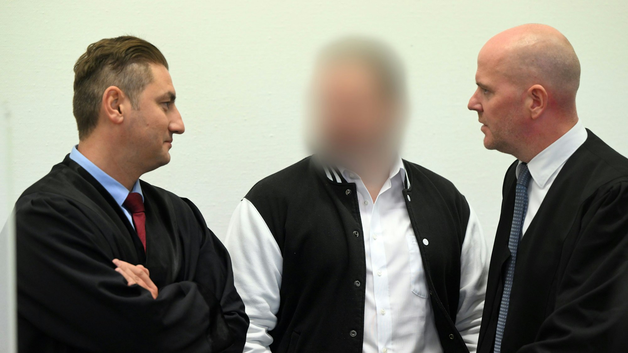 Das Foto zeigt den angeklagten Krankenpfleger aus Hürth mit seinen Anwälten am ersten Prozesstag im September 2022.