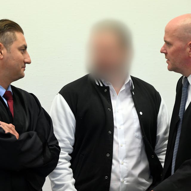 Das Foto zeigt den Angeklagten zwischen seinen Anwälten Mutlu Günal und Martin Bücher. Der 42-jährige Krankenpfleger soll drei Frauen das Schwermetall Thallium verabreicht haben. Zwei starben.