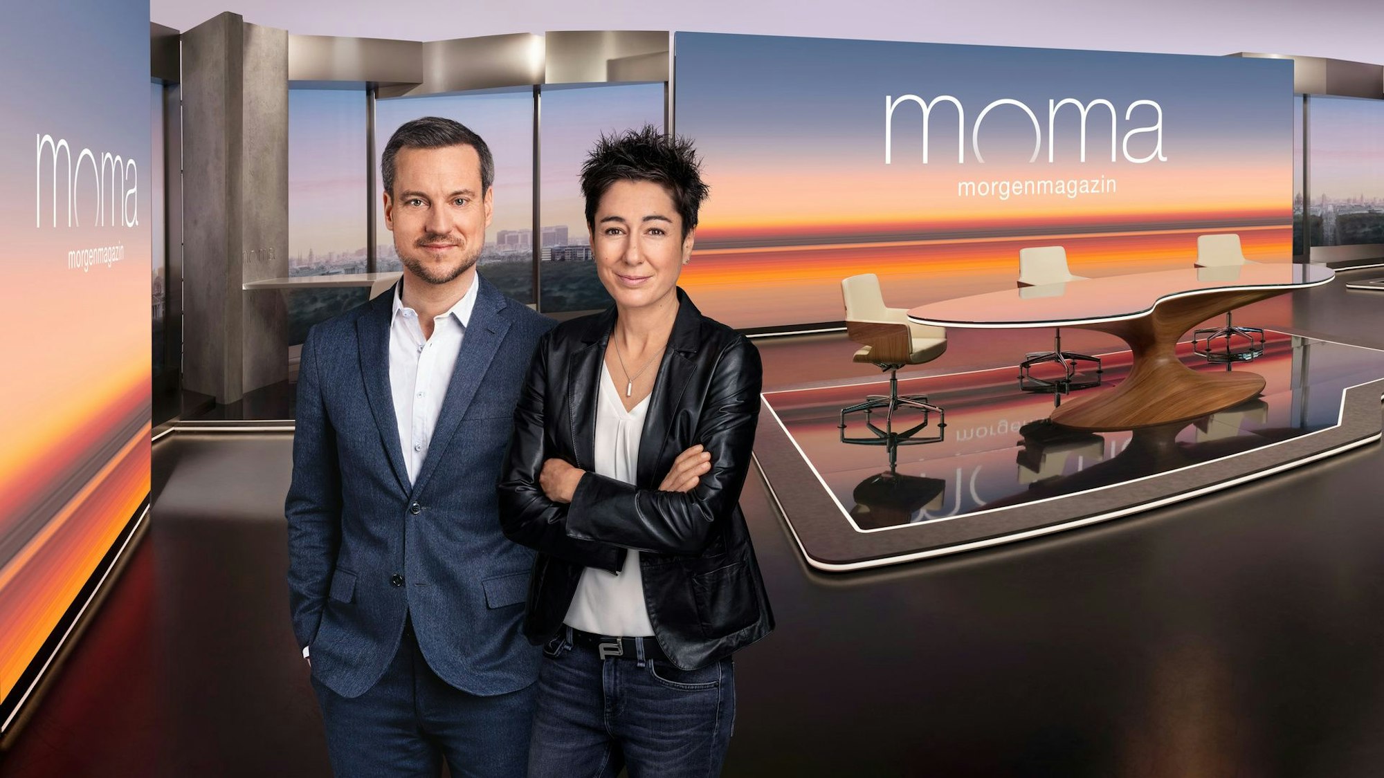 Andreas Wunn und Dunja Hayali, Moderatoren des ZDF-Morgenmagzins in der Studiokulisse (Fotomontage, undatiert).