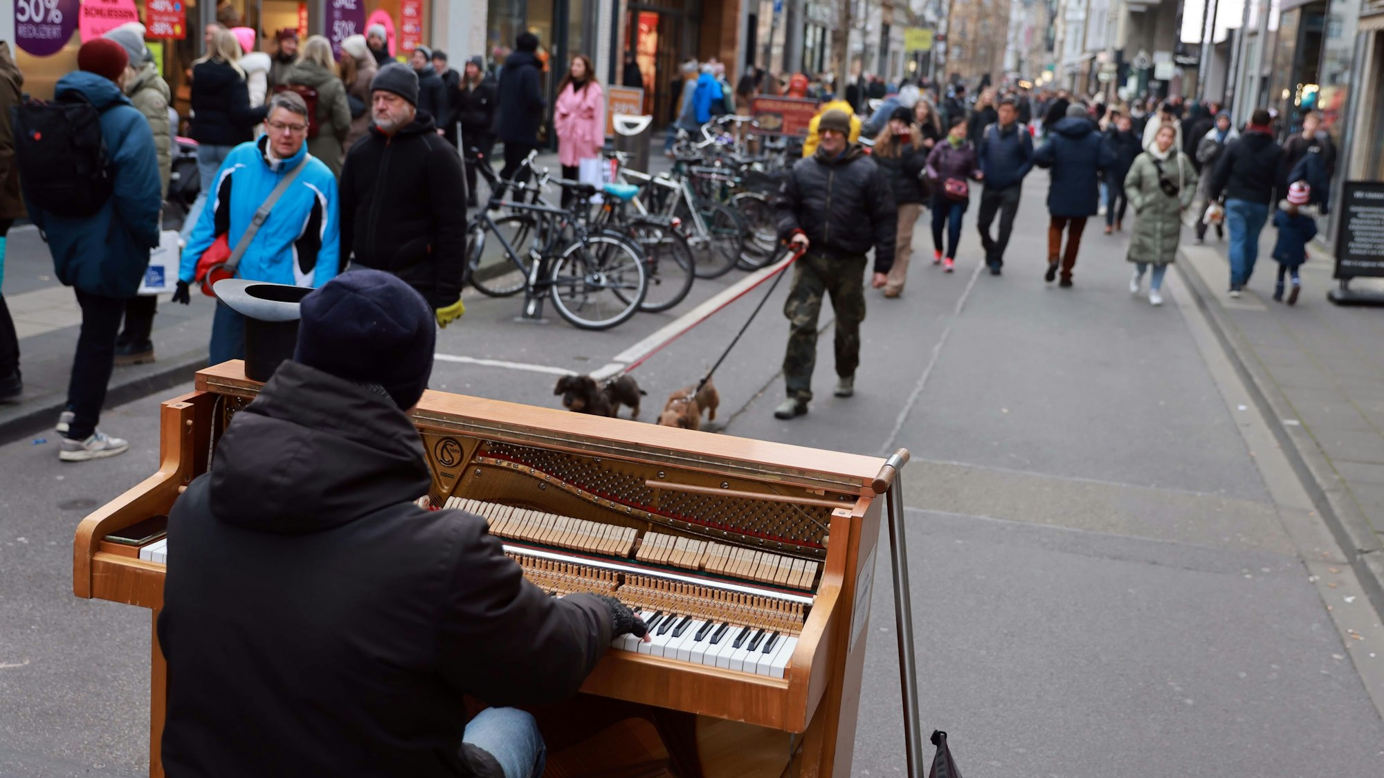 Ein Mann spielt auf einem portablen Klavier auf der Ehrenstraße