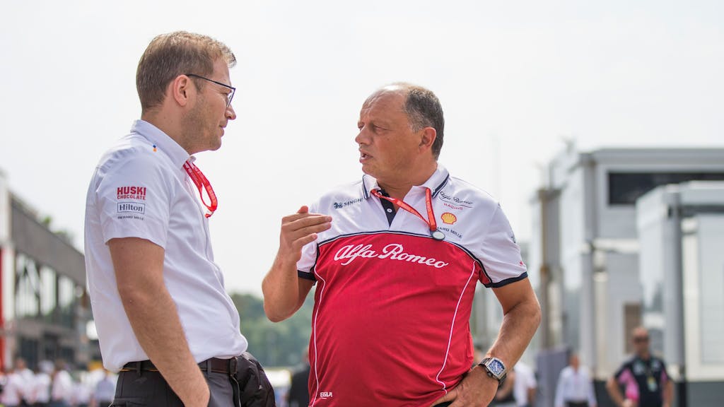 Frederic Vasseur (r.) spricht im Jahr 2019 vor einem Rennen mit Andreas Seidl.&nbsp;