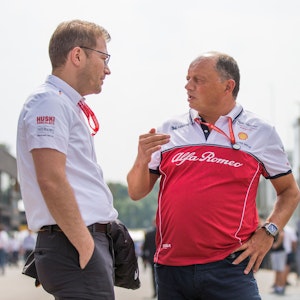Frederic Vasseur (r.) spricht im Jahr 2019 vor einem Rennen mit Andreas Seidl.