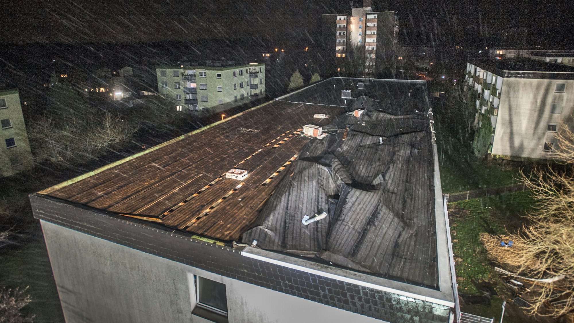 Vom Sturm abgedecktes Flachdach an einem Haus am Theodor-Heuss-Ring. Foto: Ralf Krieger
