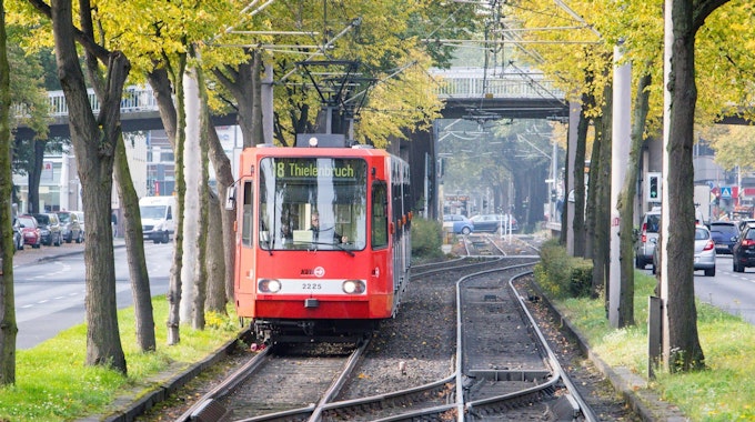 Eine Straßenbahn der Kölner Verkehrsbetriebe (KVB) fährt auf der Linie 18 in Fahrtrichtung Thielenbruch.
