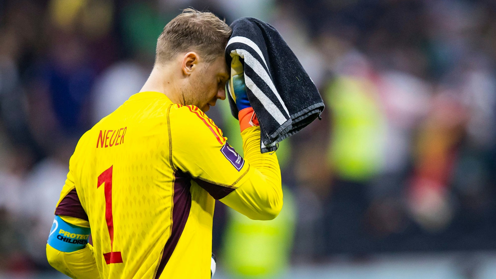 Deutschlands Torwart Manuel Neuer reagiert unzufrieden und wischt sich mit einem Handtuch dufchs Gesicht.