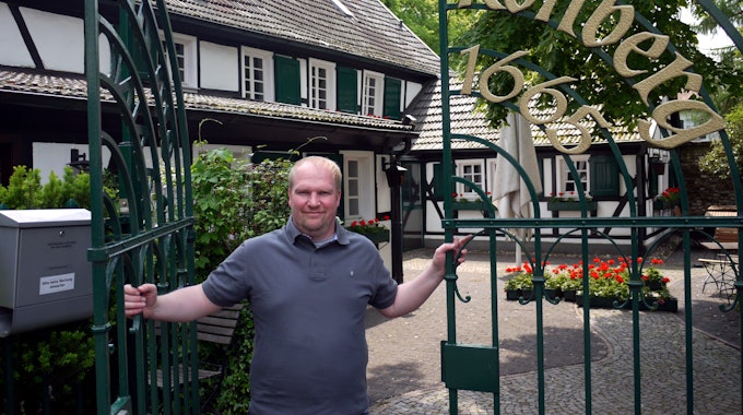Magnus Thelen steht im Tor der Gaststätte Kohberg und lächelt in die Kamera.