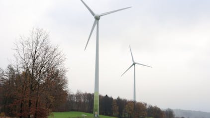 Oberhalb der Ortschaft Wendershagen in Morsbach stehen auf den Wiesen zwei Windräder.