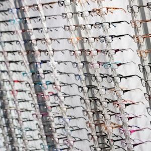 Zahlreiche Brillengestelle hängen an der Wand.