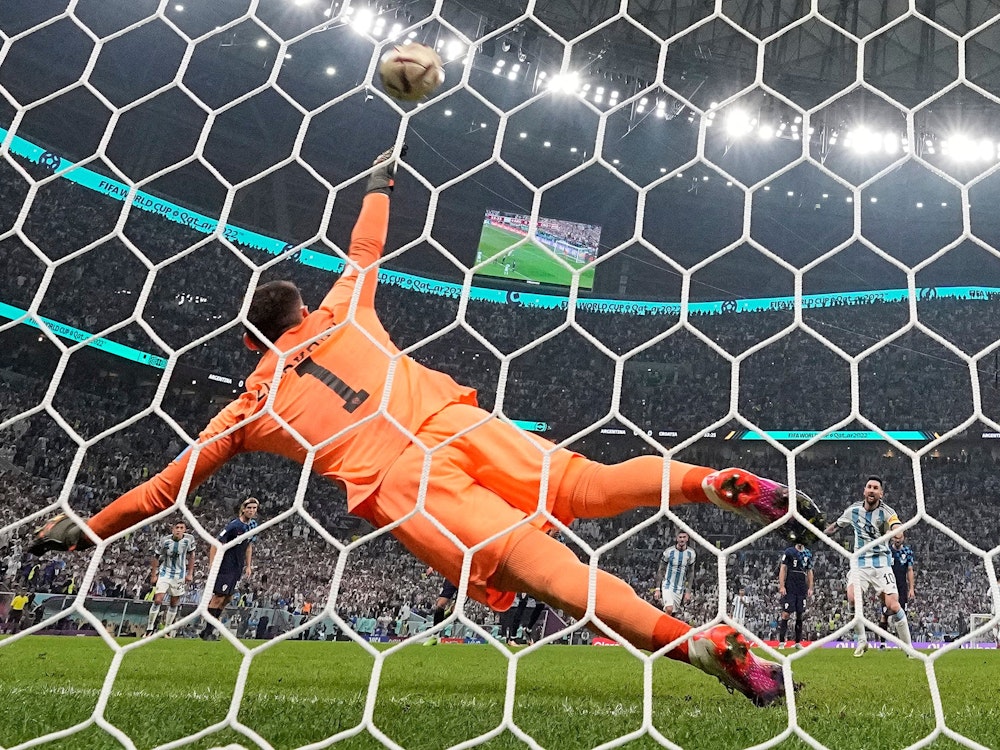 Lionel Messi verwandelt den Foulelfmeter gegen Kroatien-Keeper Dominik Livakovic zum 1:0 für Argentinien.