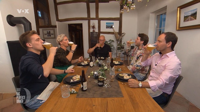 Von links: Hannes, Judith, Gastgeber Christian, Lucca und Philipp bei „Das perfekte Dinner“.
