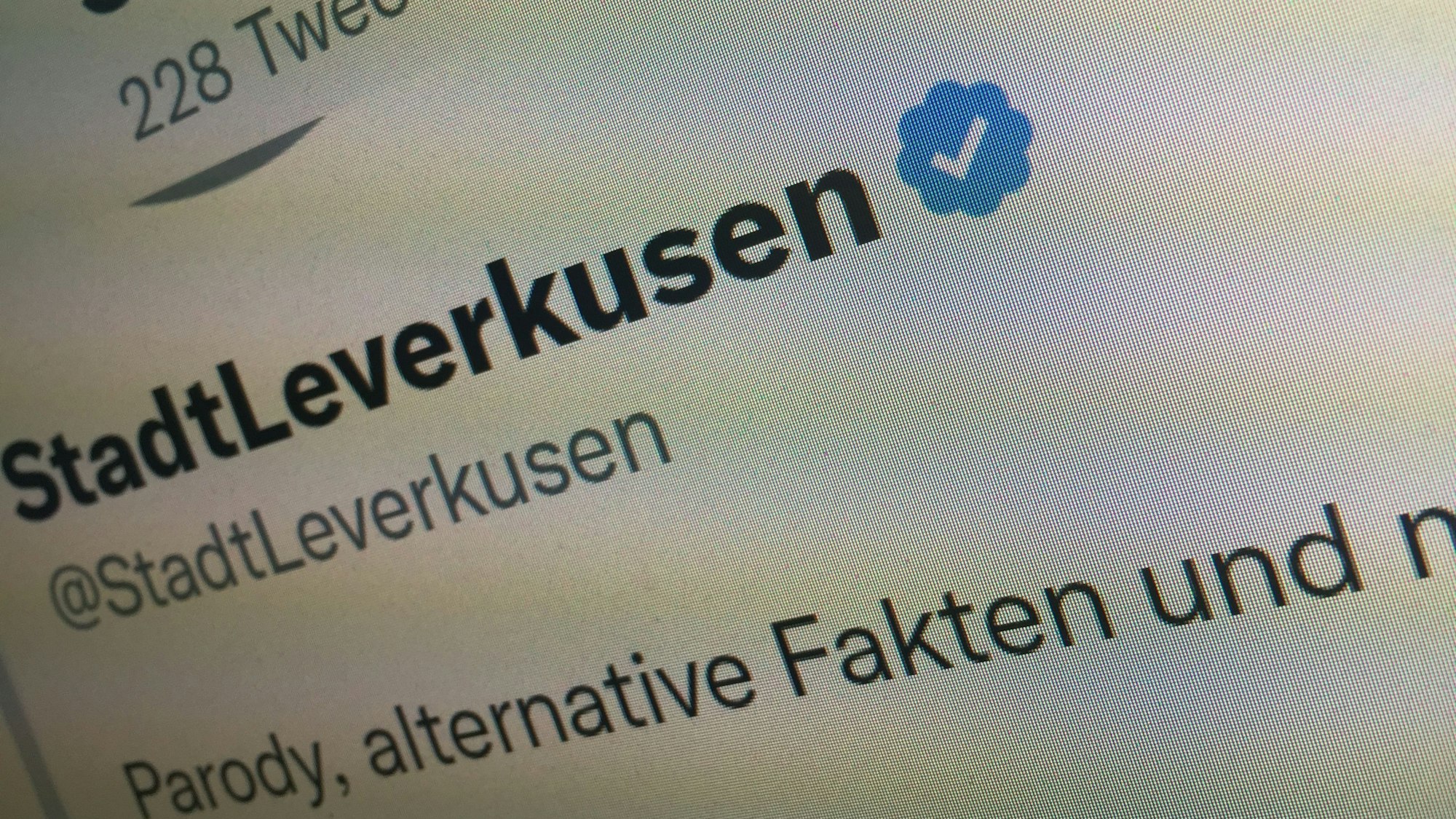 Bildschirmaufnahme von Twitter, das den Account @StadtLeverkusen mit blauem Haken zeigt.