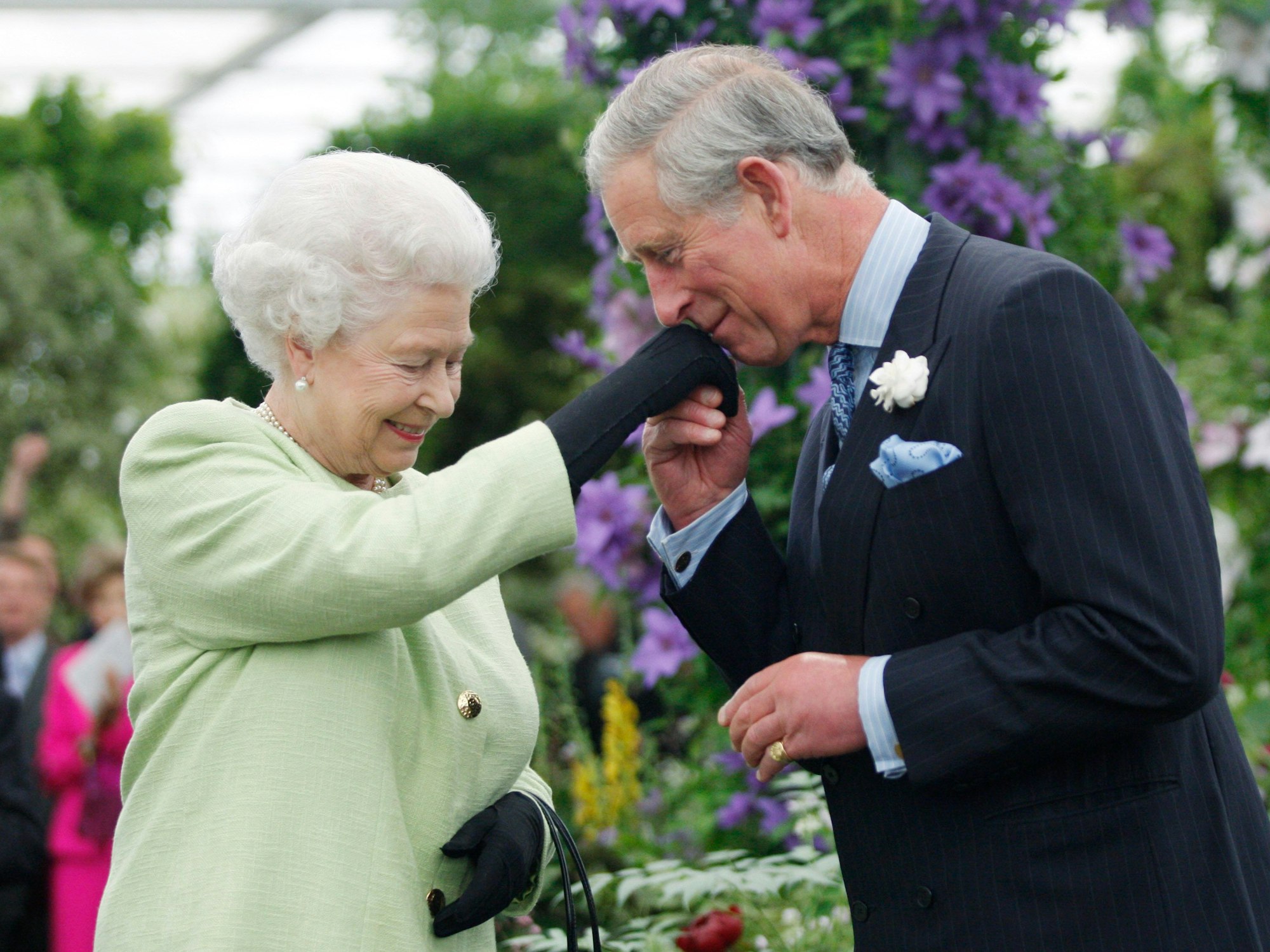 Charles küsst die Hand seiner Mutter, Königin Elizabeth II.