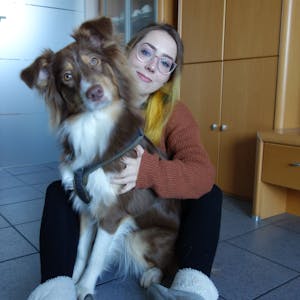 Die 29-jährige Leverkusenerin Sissy Fischer mit ihrer Australian Shepherd Assistenzhündin im Wohnzimmer.