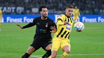 Ramy Bensebaini von Borussia Mönchengladbach versucht, Thorgan Hazard von Borussia Dortmund bei einem Bundesliga-Spiel am 11. November 2022 im Zweikampf den Ball abzunehmen.